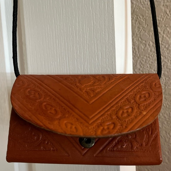1970’s TRUE VINTAGE MOROCCAN HAND-TOOLED LEATHER MINI CROSSBODY PURSE - Picture 3 of 8